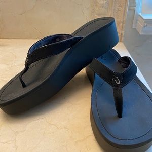 OluKai Pi‘o Lua wedge flip flop - Size 8 Black